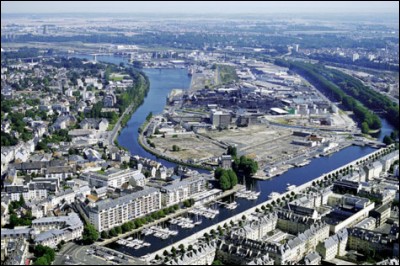 Combien y a-t-il d'habitants à Caen en 2018 ?