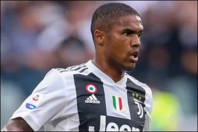 Comment s'appelle la femme de Douglas Costa ?