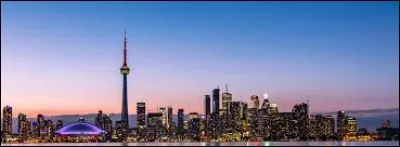 Dans quelle ville se situe la "CN Tower" ?