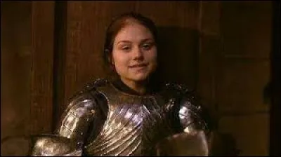 Lors des épisodes pilotes, nous faisons la connaissance d'un "chevalier femme" que l'on ne reverra pas par la suite. Quel est son nom ?