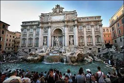 La fontaine de Trevi est en...