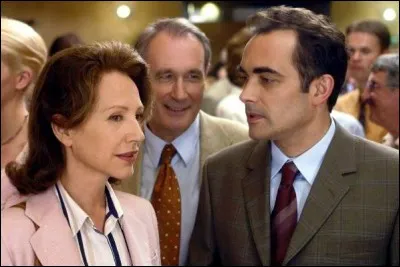 Gérard Vasseur (Bernard Le Coq) est remarié avec Anne Charpin-Vasseur (Nathalie Baye), candidate aux élections. C'est ...