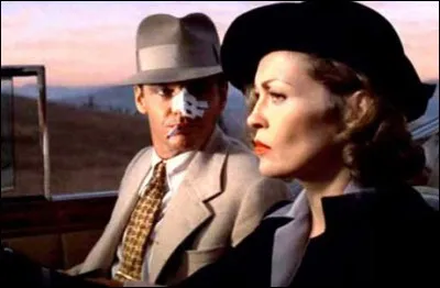 Evelyn Mulwray (Faye Dunaway) engage le détective privé Jake Gittes (Jack Nicholson) pour suivre son mari. C'est ...