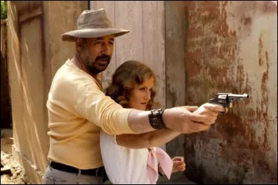 Lucien Cordier (Philippe Noiret) unique policier d'une petite ville et Rose Mercaillou (Isabelle Huppert) : c'est ...