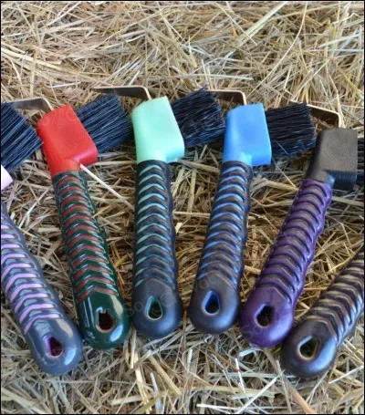 On cure les sabots avec...