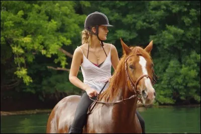 À cheval, dans les centres équestres, il est interdit de monter sans...