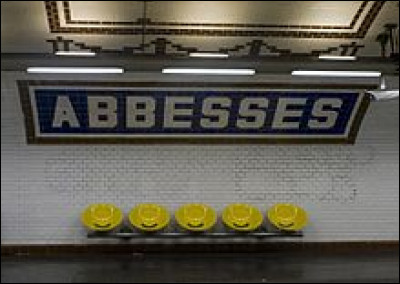 Quelle ligne passe à la station Abbesses ?