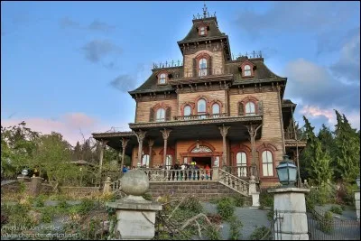 Sur quelle famille est fondée l'attraction Phantom Manor ?