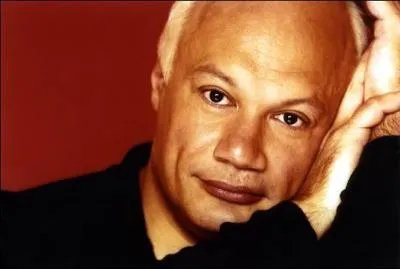 Terminons par deux questions sur le thtre... Quel dramaturge a rencontr un norme premier succs avec sa pice 'Le Visiteur' en 1993 ?