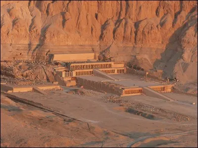 Temple de Deir el-Bahari, créé par un architecte (digne héritier d'Imhotep), pour la femme pharaon Hatchepsout. Qui est-il ?