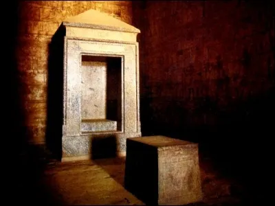 Quel est ce lieu intime le plus sacré du temple où siège la statue de la divinité ?