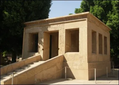 Comment est nommée cette chapelle dans le domaine d'Amon sur la rive Est de Louxor ?