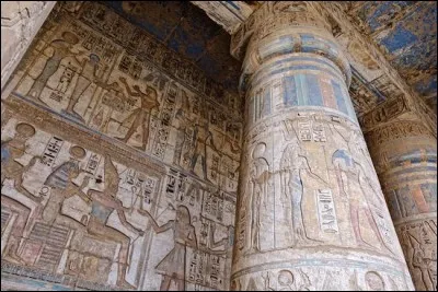 Sous le nouvel empire contrairement aux pharaons précédents, ceux-ci faisaient construire des monuments afin d'être divinisé de leur vivant. Quels sont-ils ?