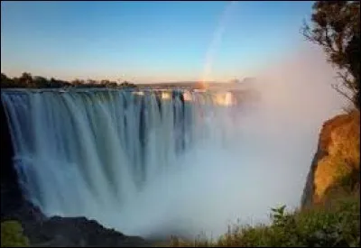 Les chutes de Victoria (parmi les 3 plus importantes du monde) se situent :