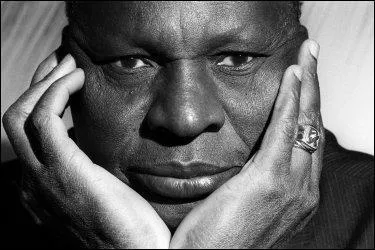 Quel auteur, originaire de Cte d'Ivoire, raconte la duret des guerres civiles en Afrique dans des romans tels que 'En attendant le vote des btes sauvages' ou 'Allah n'est pas oblig' ?