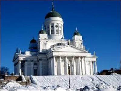 Cette cath&eacute;drale est situ&eacute;e dans ma capitale.