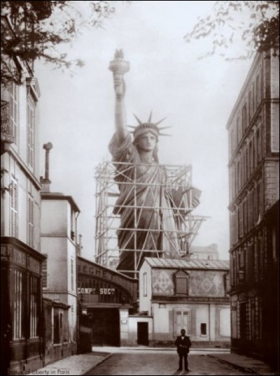 Remisée dans le ... arrondissement, on ne savait où mettre cette fabuleuse statue de la Liberté : on l'a donc offerte, et elle trône aujourd'hui encore à l'entrée d'un grand port. Lequel ?
