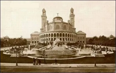 Autrefois (de 1878 à 1937) , cette butte abritait ce palais mauro-néo-byzantin ainsi qu'une salle de concert de 5 000 places. Ou se situe-t-elle ?