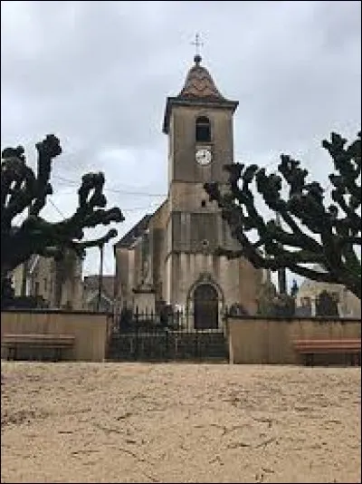 Notre balade prend fin devant l'église de l'Assomption de Vriange. Village Jurassien, il se situe en région ...