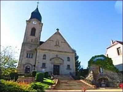 Nous sommes dans l'ancienne région Lorraine devant l'église Saint-Charles de Plaine-de-Walsch. Nous nous trouvons dans le département ...