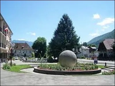 Nous sommes à présent sur la place de la Mairie de Sévrier. Ville d'Auvergne-Rhône-Alpes, dans le Grand Annecy, elle se situe dans le département ...