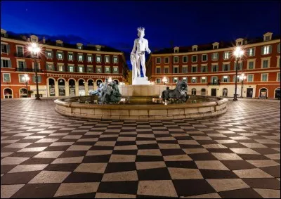 Sur cette photo, on peut voir la place Masséna à Nice.