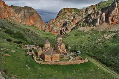 L'Arménie. Lequel de ces pays, limitrophes de la France, a une superficie comparable à celle de l'Arménie actuelle ?
