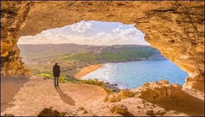 Malte. Ce pays insulaire possède deux langues nationales que sont le maltais et l'anglais. À quelle famille linguisitique le maltais appartient-il ?