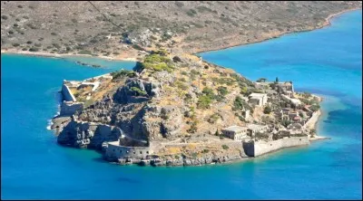Durant la première moitié du vingtième siècle, la petite île crétoise de Spinalonga fut utilisée pour rassembler des personnes que l'on devait écarter de la société car elles avaient contracté une maladie grave et contagieuse. Quelle était cette maladie ?