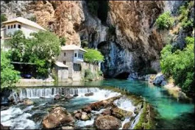Dans mon pays, on peut visiter le village de "Blagaj"