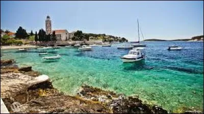 Dans mon pays, on peut visiter l'île "Hvar".