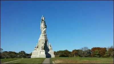 Dans quel Etat américain trouve-t-on le grand Monument to the Forefathers ?