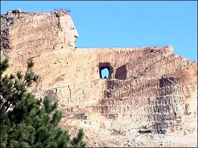 Quel sculpteur fut le premier créateur de l'immense Crazy Horse Memorial ?