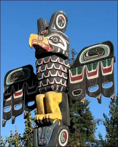 Les totems amérindiens du Pacifique Nord-Ouest étaient sculptés à partir de quoi ?