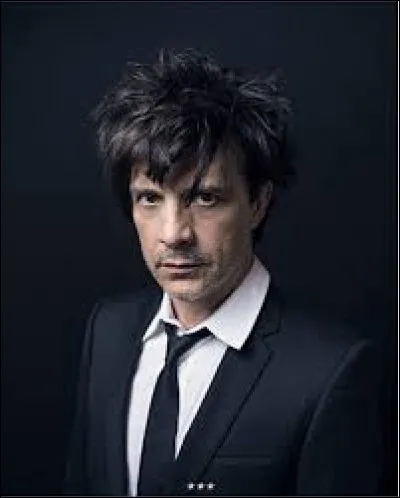 Le chanteur du groupe Indochine avait un frère jumeau.