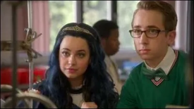 Qui a dénoncé Evie car elle utilisait son miroir magique pour connaître les réponses aux questions que le professeur lui posait en cours ?