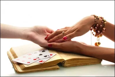 Comment se nomme l'art divinatoire par les lignes de la main ?