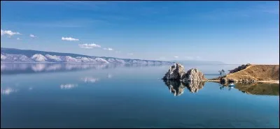 Quelle est la spécificité du lac Baïkal, situé en Sibérie ?