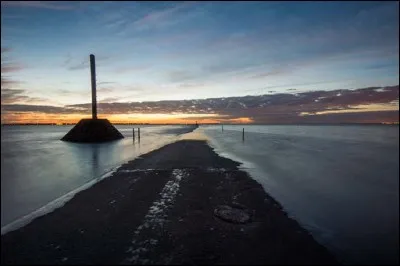 Quelle île "Le passage du Gois" (chaussée submersible) relie-t-il au continent ?