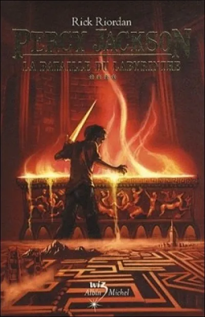 Dans le tome 4, que donne Quintus &agrave; Percy ?