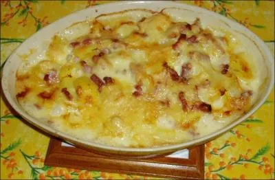 Quel fromage accompagne les pommes de terre dans la recette de la tartiflette ?
