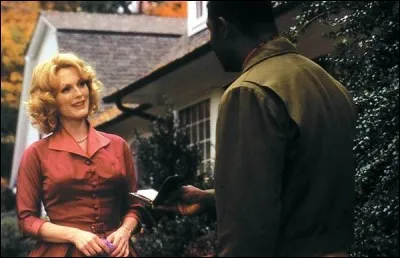 Dans l'État du Connecticut des années 1950, Cathy Whitaker (Julianne Moore) est une mère et une femme au foyer modèle. Frank, son mari (Dennis Quaid), a un travail important ; elle se découvre des affinités avec Raymond, son jardinier noir (Dennis Haysbert). C'est ...