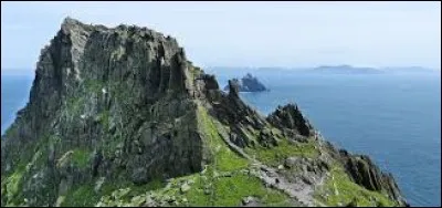 De combien d'habitants sont peuplées les îles Skellig, en Irlande ?