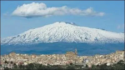 À quelle altitude culmine l'Etna, volcan situé en Italie ?