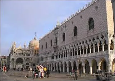 Dans quelle ville italienne découvre-t-on le Palais des Doges ?