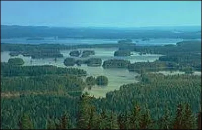 La région des lacs de Finlande est une région géographique où se concentrent de nombreux lacs. Quel surnom donne-t-on alors à la Finlande ?