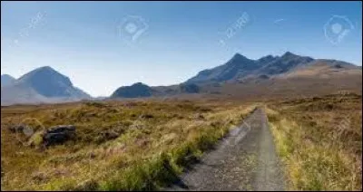 La chaîne du Cuillin, sur l'île de Skye, en Écosse, se divise en deux groupes de montagnes. Comment nomme-t-on ces deux groupes ?
