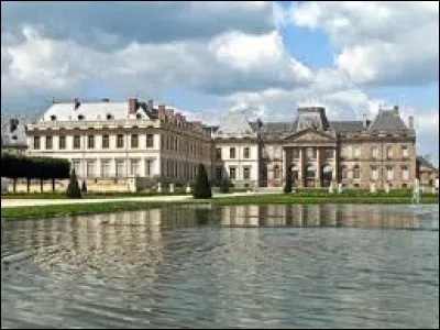 Verdun, Lunéville (image), Neufchâteau et Sarrebourg sont des sous-préfectures toutes situées dans le Grand-Est.