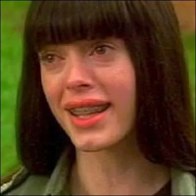 Dans la saison 4 épisode 10 : comment Paige a-t-elle pu survivre à l'accident de voiture qui a tué ses parents adoptifs ?