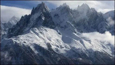 Qui est l'auteur de "La Neige en deuil" ?